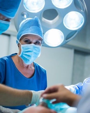 Chirurgienne réalisant une intervention